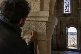 Sculptures médiévales à Arbin et Cuverville : l’art du chapiteau historié dans les vignobles du Pays de Caux